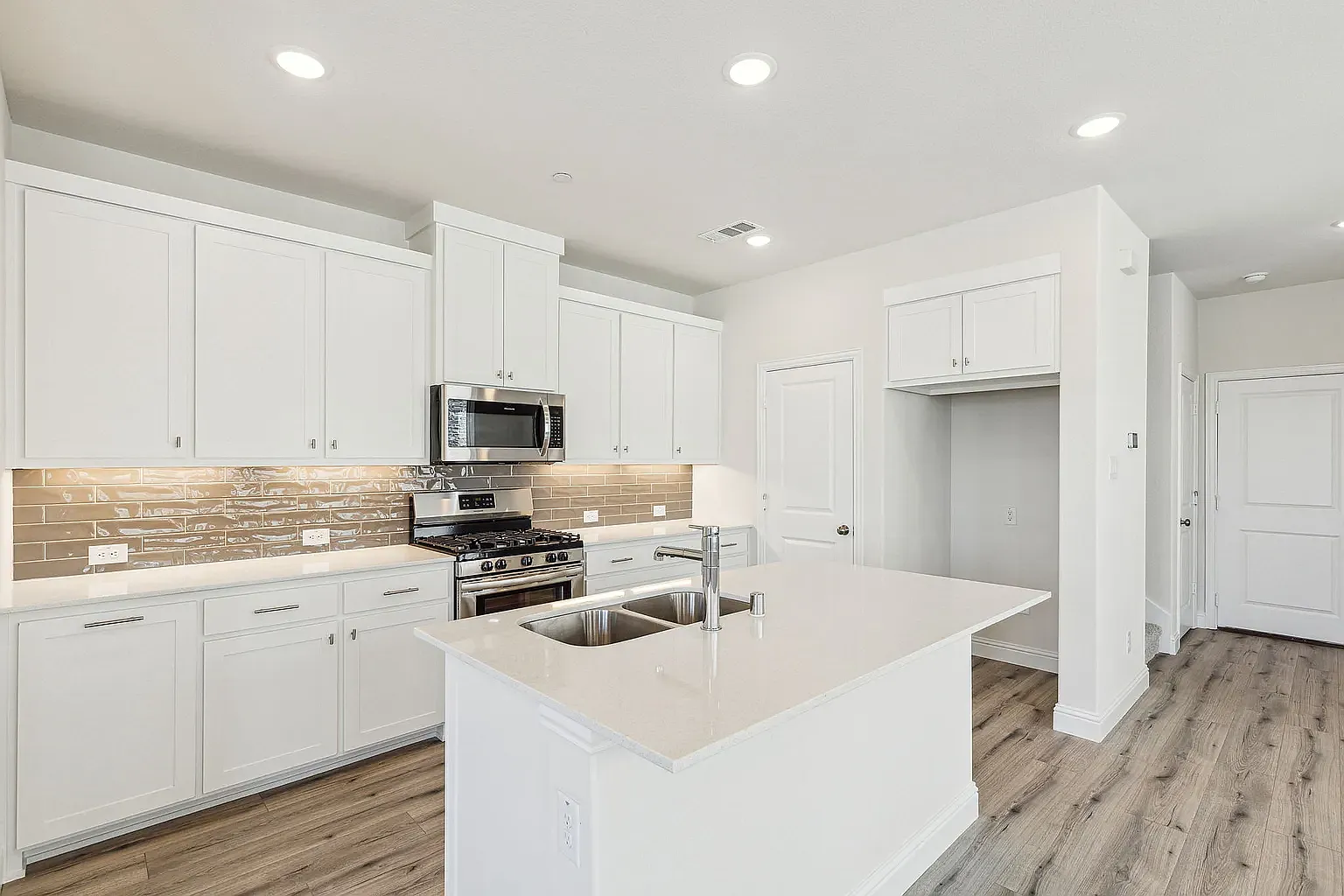 3 bed, 2040 sqft, $3,500 — Photo 4