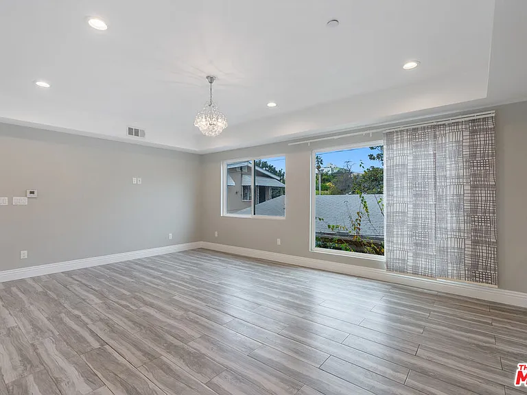 1357 Seward St — Photo 7