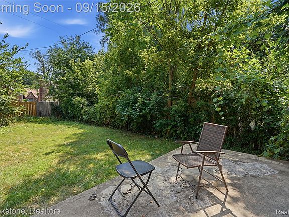 4th image of 16524 Pierson St