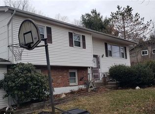 8 Van Gogh Ln, Airmont, NY 10901