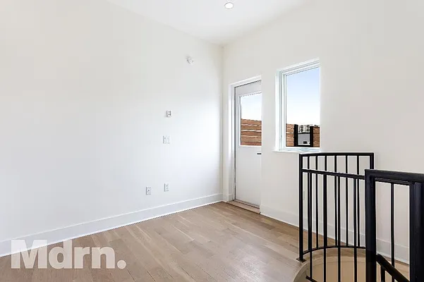 Rented by Mdrn Residential | media 7