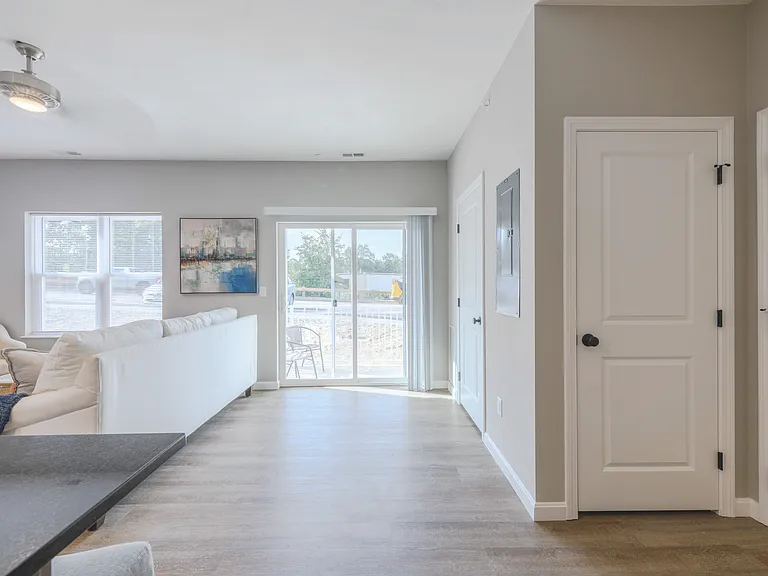1 BR, 1 BA