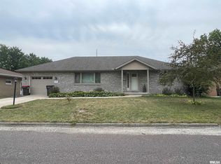 306 Delshire Ave, Pekin, IL 61554