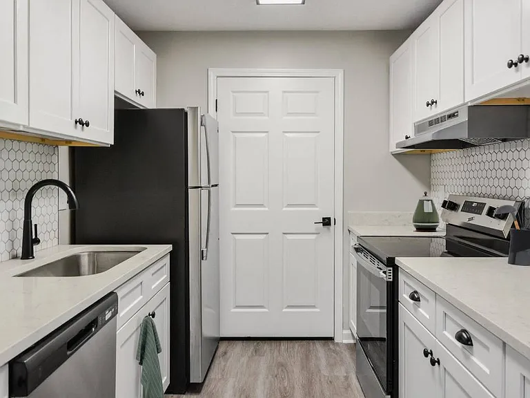 Riverset Apartments — Photo 22