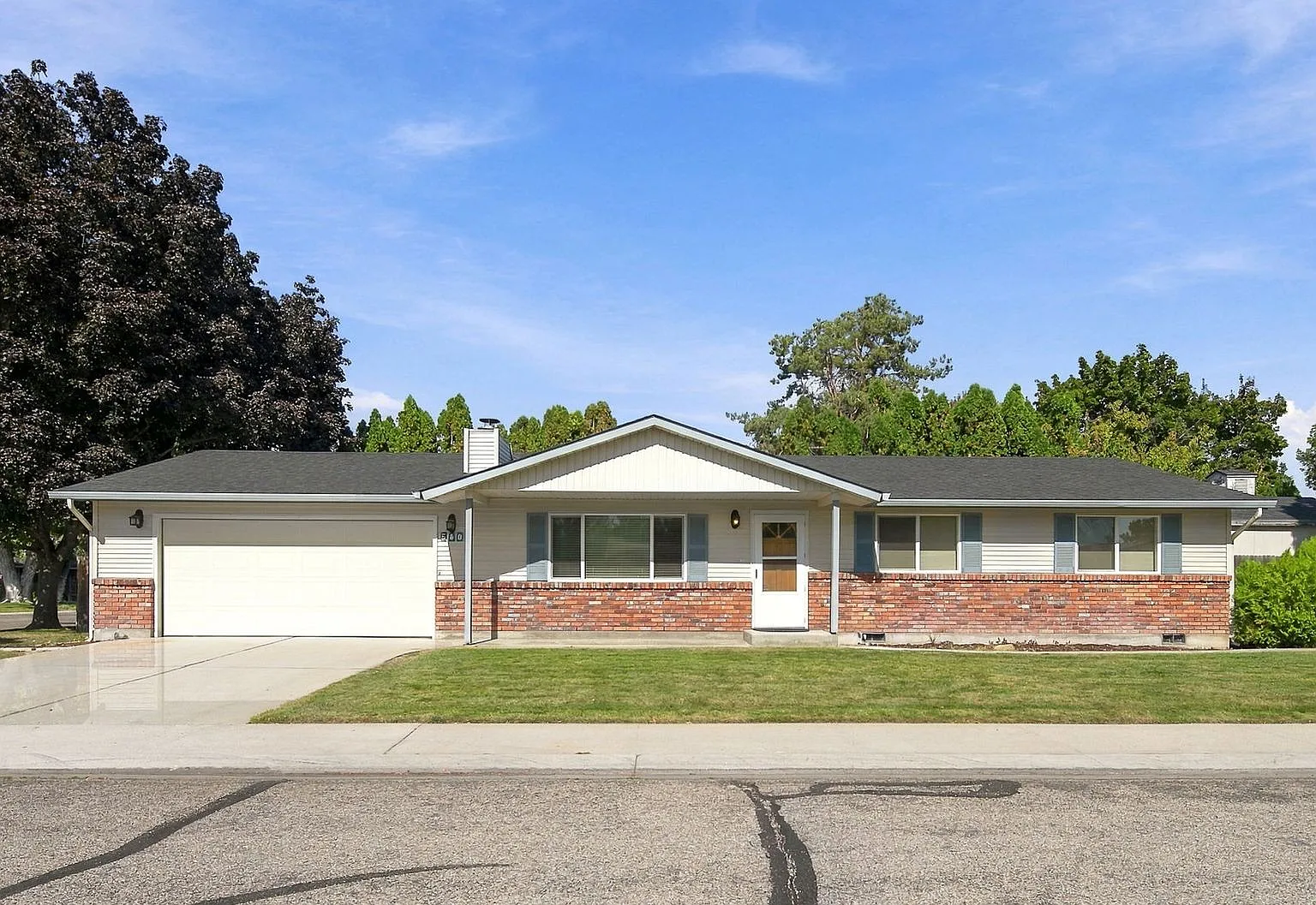 Charming & Spacious 3-Bedroom Home Near Downtown Eagle — Photo 1