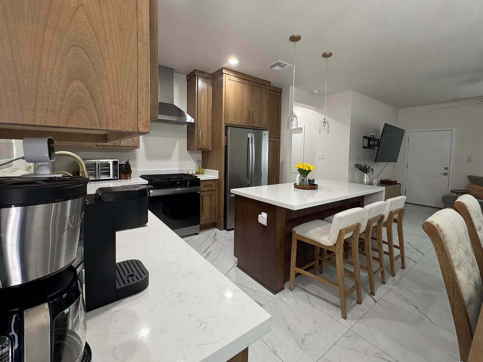 3 bed, 2.0 bath, 1250 sqft, $1,800 — Photo 2