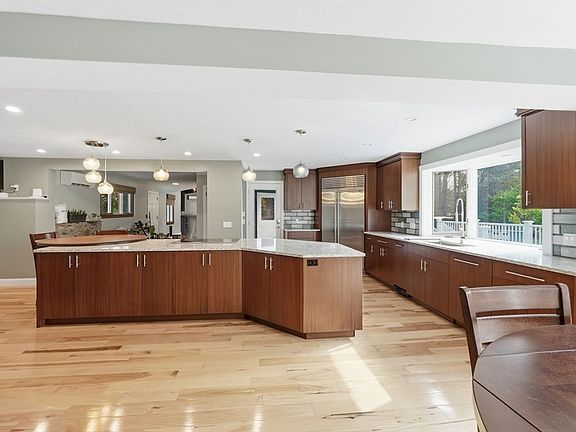 3rd image of 8 Hillside Rd