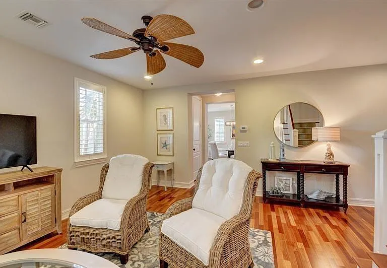 306 E Mallory Cir — Photo 16