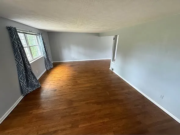 103 Raleigh Ct — Photo 2