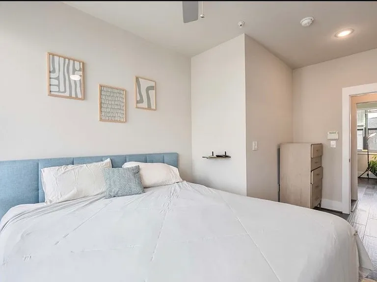 2401 Crawford St — Photo 11