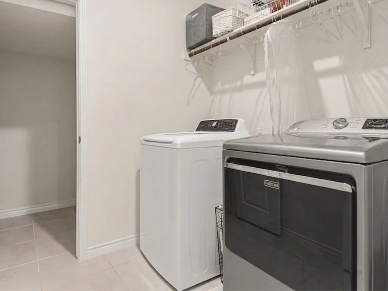 1613 Grand Villa St — Photo 11