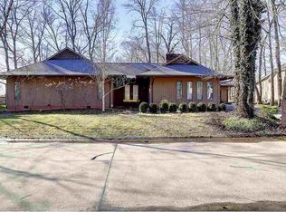 4 Country Club Dr, Hurricane, WV 25526