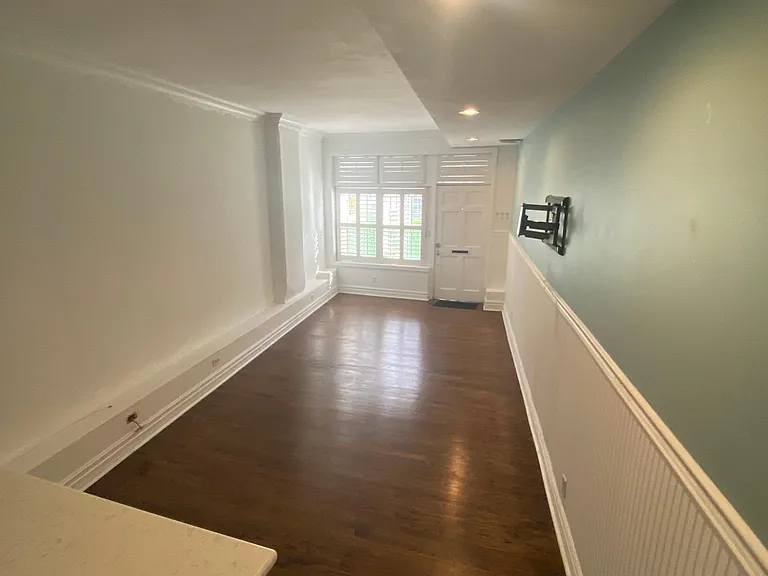 208 Ford St — Photo 4