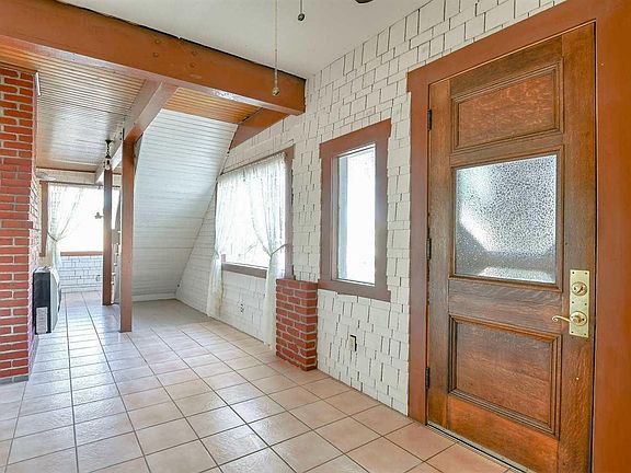 5th image of 502 Main St
