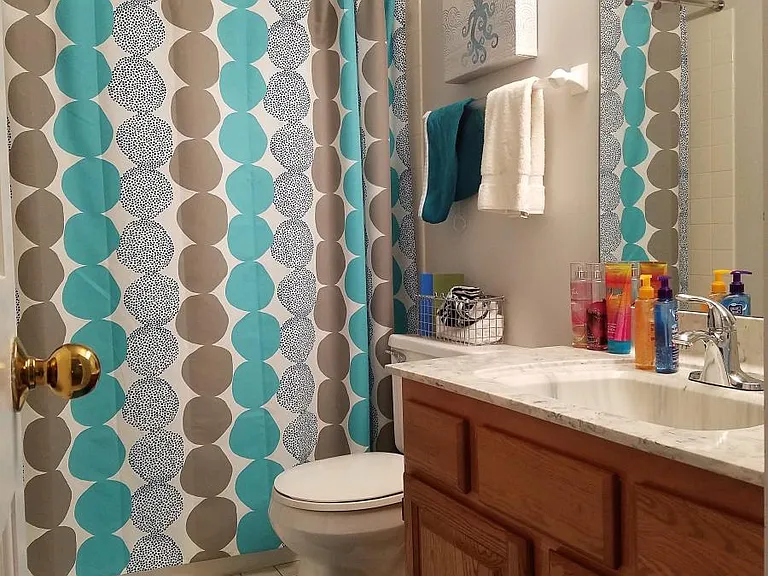 Upstairs Common Bathroom