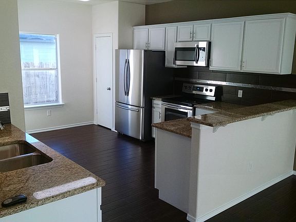 Upgraded Kitchen! Stainless Steel Aplliances!