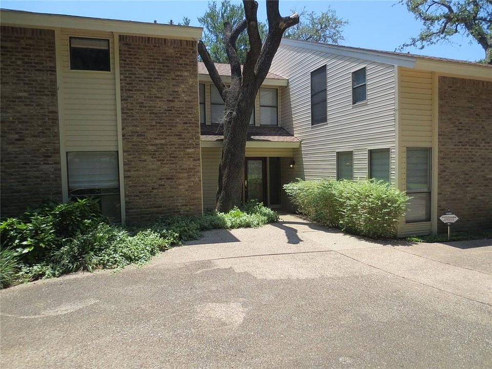 1st image of 300 Leafy Hollow Ln
