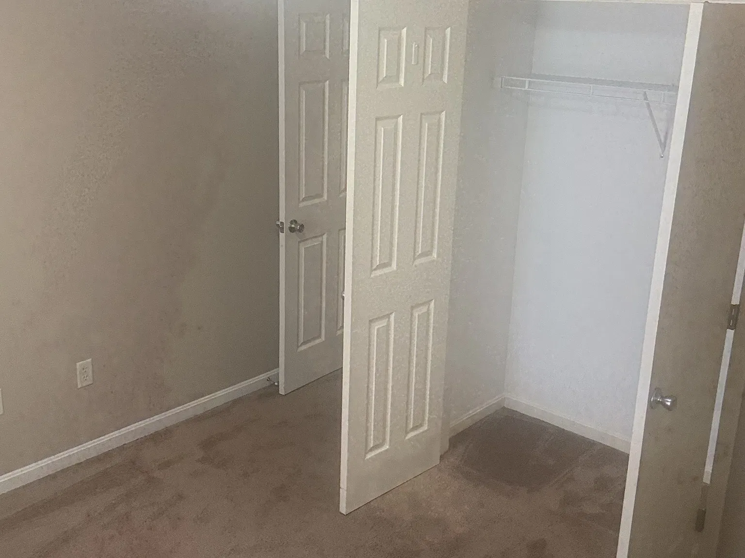 Weinbach Manor Apartments — Photo 2