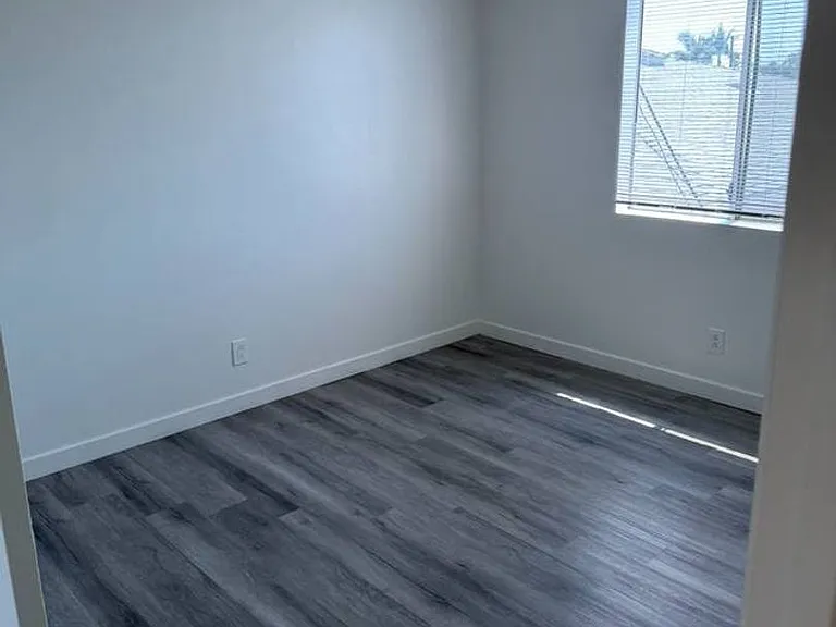 215 E Hyde Park Blvd — Photo 3