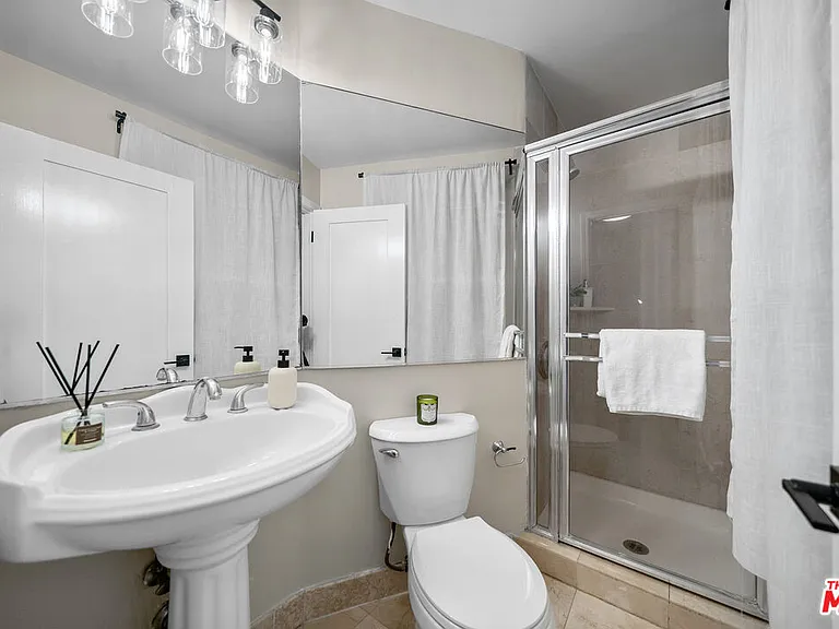 320 Westminster Ave — Photo 16