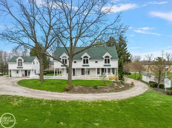 525 W Buell Rd, Oakland, MI 48363