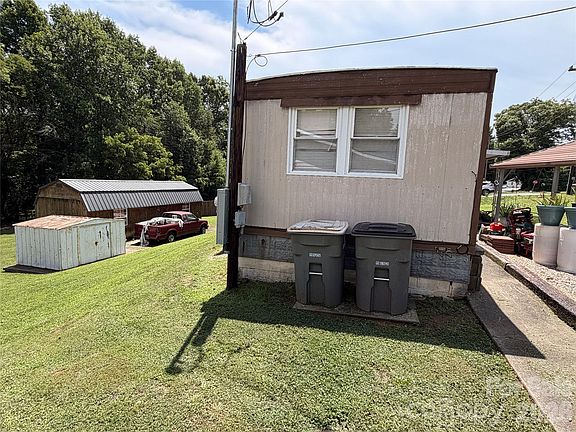 3rd image of 806 Oval St