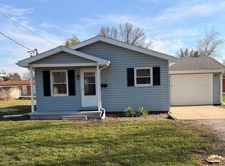 614 E Vine St, Taylorville, IL