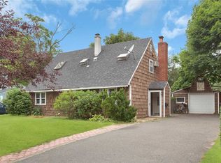 25 Collins Rd, Glen Cove, NY 11542