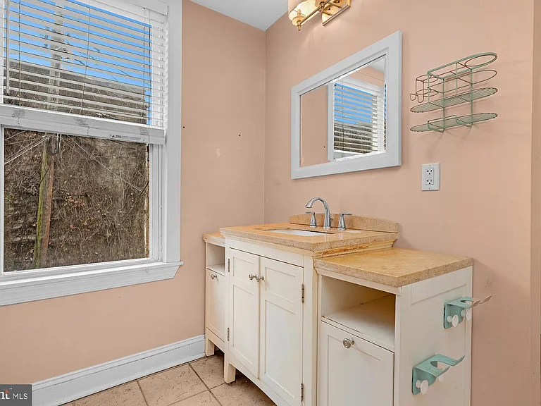 1201 Union Ave — Photo 5