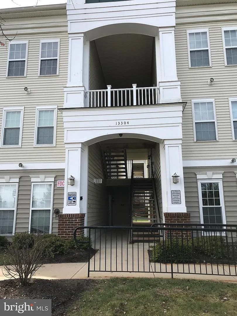 2 bed, 2.0 bath, 949 sqft, $1,900 — Photo 2