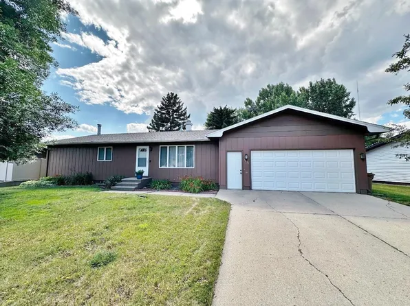 1836 14th St SW, Minot, ND 58701