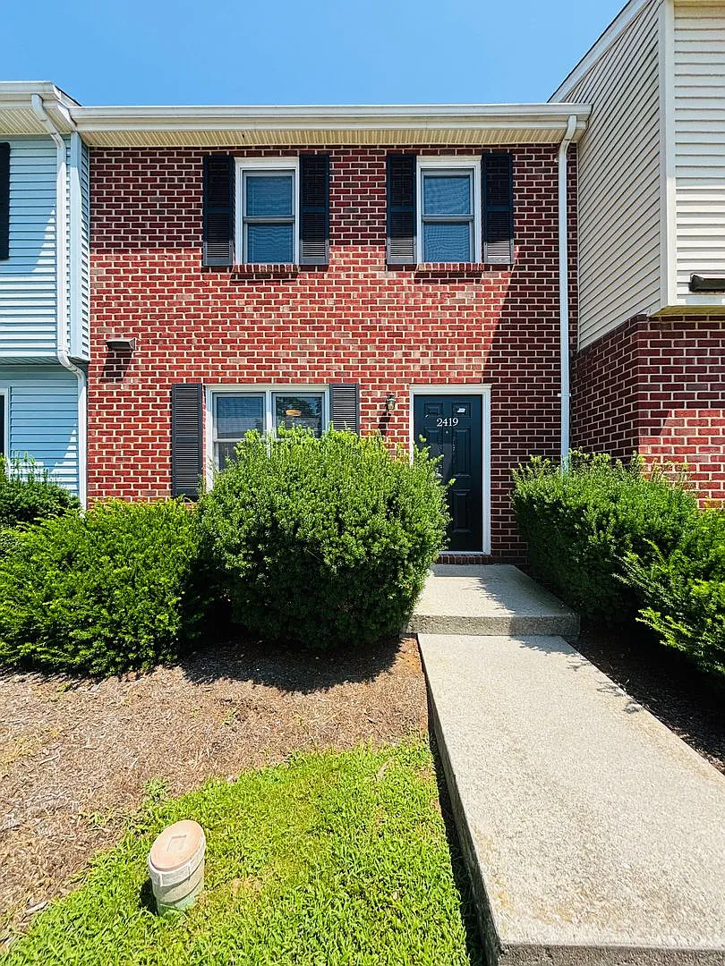 4 Bedroom, 3.5 Bath Townhouse — Photo 1
