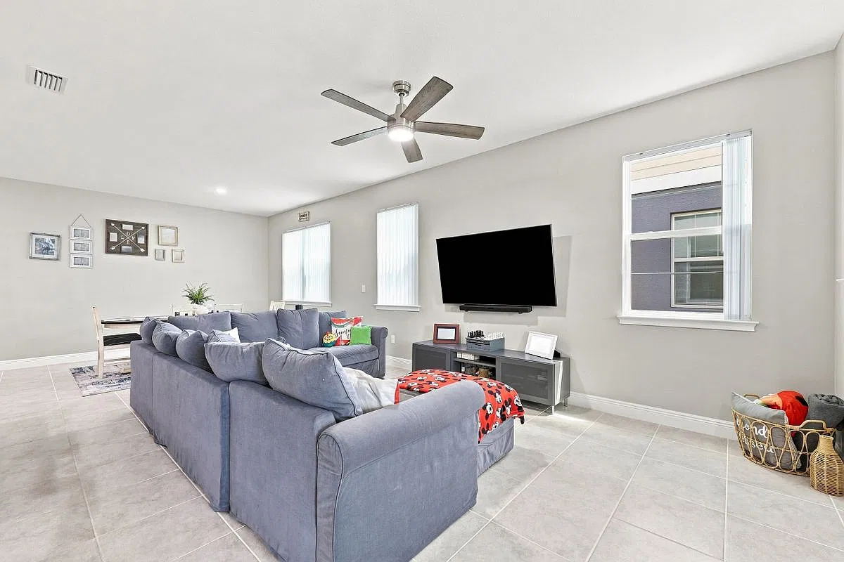 4 bed, 3.0 bath, 2160 sqft, $2,500 — Photo 3