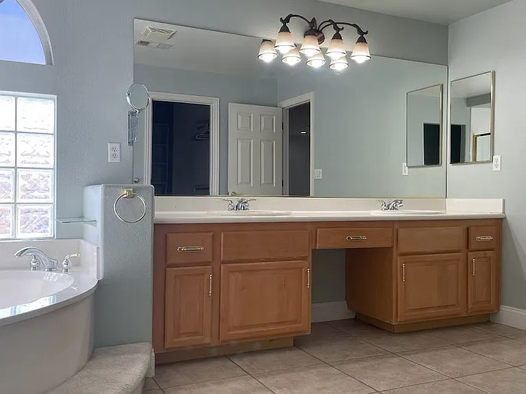 8757 Castle Hill Ave — Photo 36