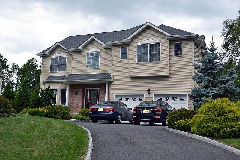 Front of house from Driveway : New construction feel. Only 5 yrs old!