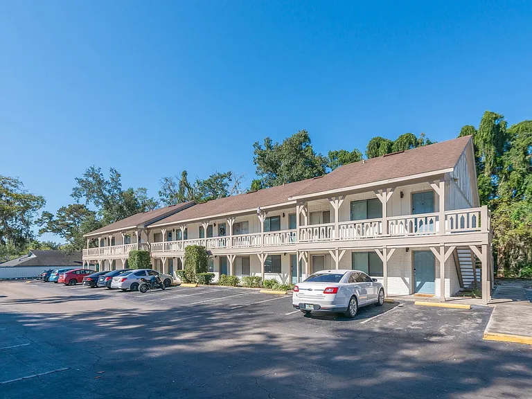 Camelot Apartments — Photo 38