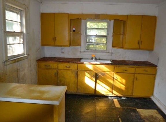 4th image of 827 Prospect St NW