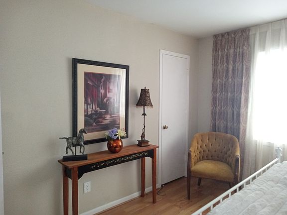 5th image of 2744 Briarhurst Dr APT 27