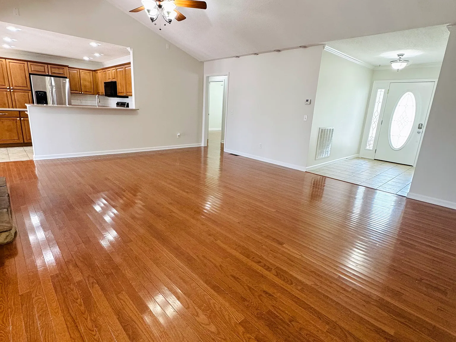 4 bed, 2049 sqft, $2,800 — Photo 4