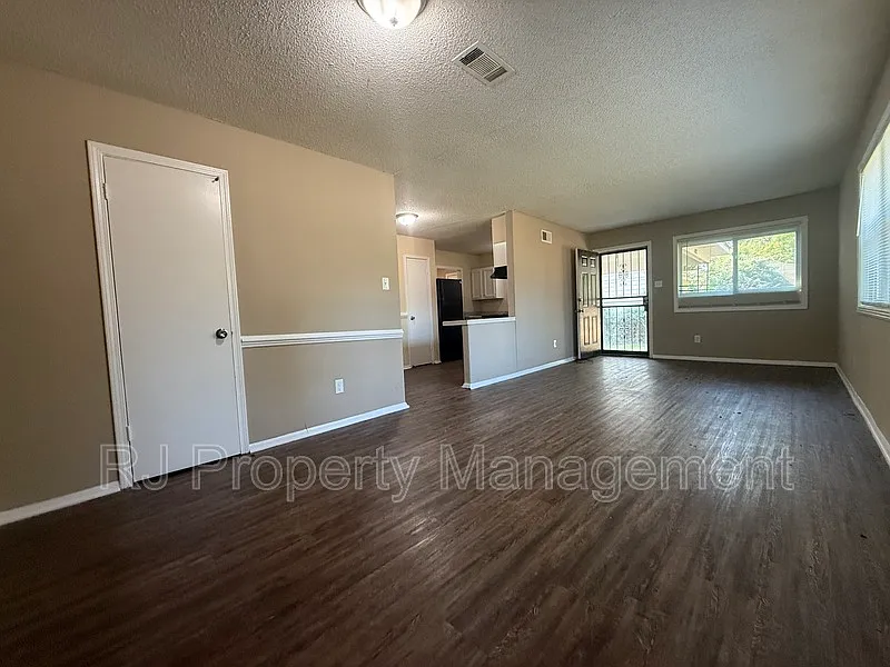 3 bed, 1.0 bath, 988 sqft, $995 — Photo 4