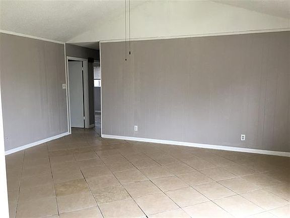 4th image of 825 Eveningview Ln