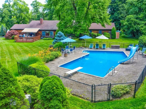 80 Sunken Orchard Lane, Oyster Bay Cove, NY 11771