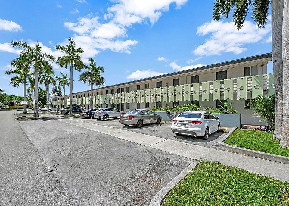 1st image of 941 NE 169th St APT 102