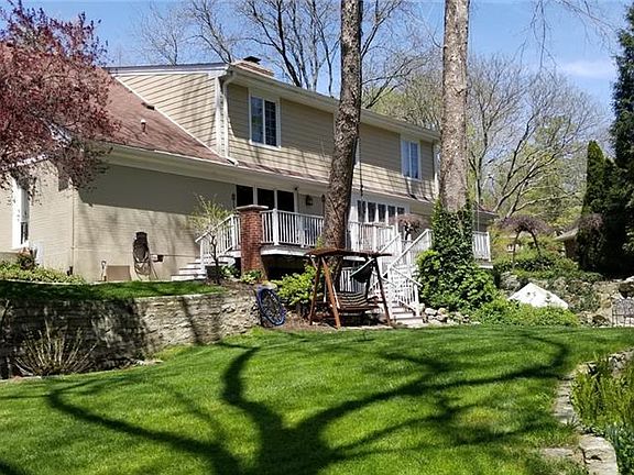 3rd image of 750 Woodbourne Trl