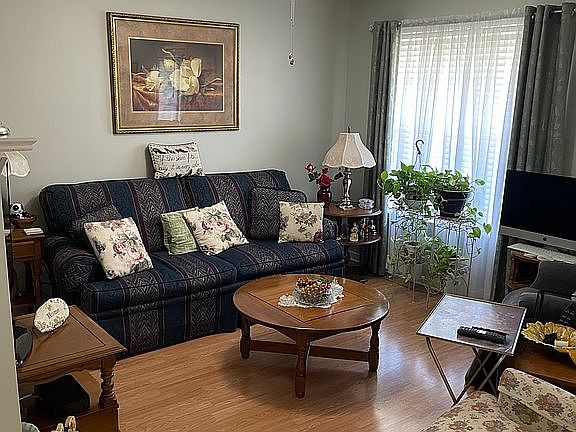 3rd image of 313 Green Meadow Dr
