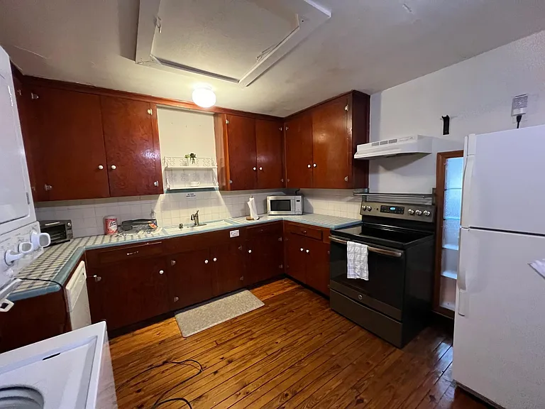328 NW 15th St — Photo 2