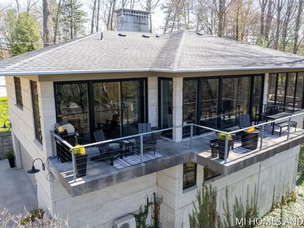 747 Pleasant St, Saugatuck, MI 49453