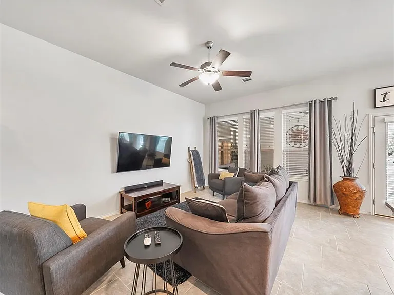 17023 Canosa Dr — Photo 4