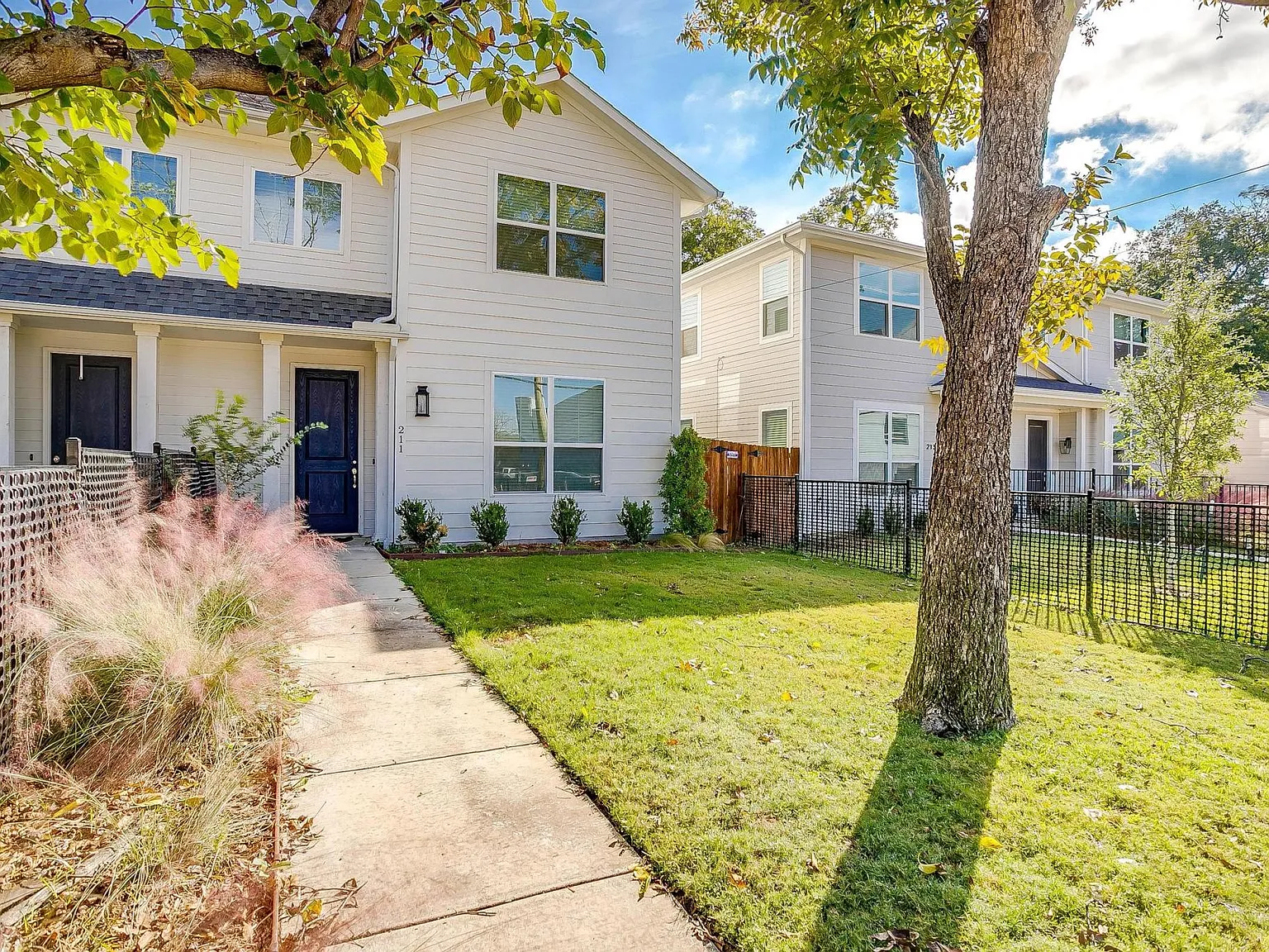 211 Athenia Dr — Photo 1