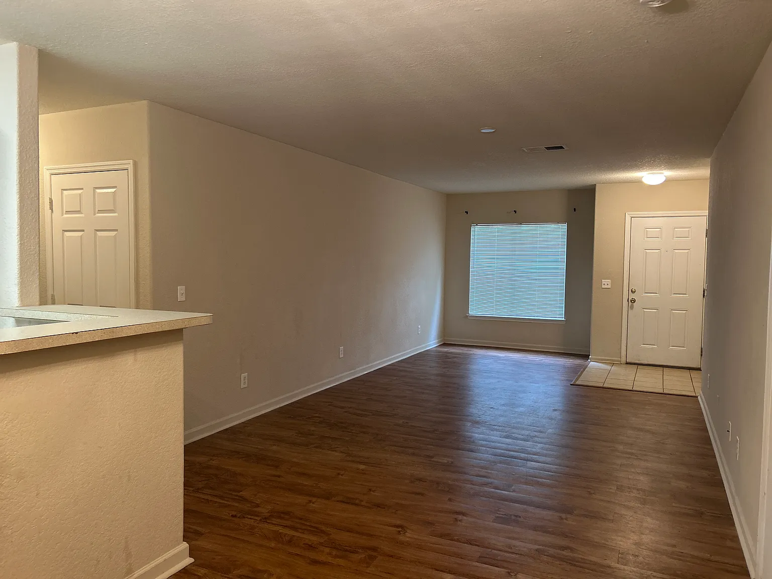 2 bed, 1001 sqft, $1,750 — Photo 3